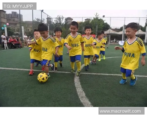 小小球迷的足球明星介绍视频让孩子们爱上足球的乐趣与激情