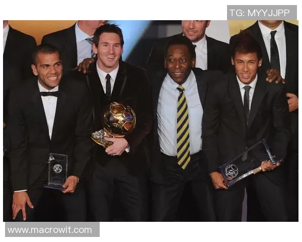 撒盐哥与足球明星亲密合影展现友谊与热爱足球的激情瞬间