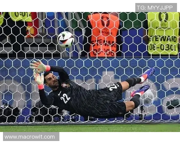 2016欧洲杯决赛C罗意外受伤后的情绪反应与赛场表现分析